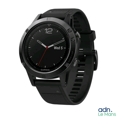 La Garmin est une montre connectée dotée d'un bracelet noir et d'une trotteuse rouge