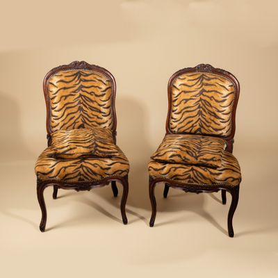 Paire de chaises en bois sculpté à décor de feuillages et fl…