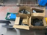 Des cartons contenant du matériel électronique sont empilés sur un carton dans un entrepôt
