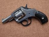 le pistolet est posé sur le tapis, par terre