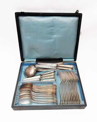 un coffret contenant de l'argenterie sur une surface blanche