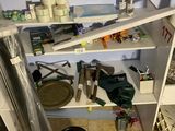 une étagère sur laquelle sont disposés divers objets