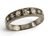 une image d'une bague en diamant sur fond blanc