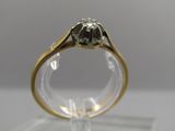 Gros plan sur une bague ornée d'un diamant