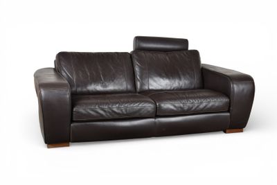 CANAPE en cuir grainé chocolat à surpiqure claires reposant …