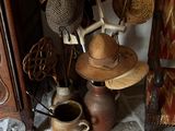 un grand nombre de chapeaux posés sur une table
