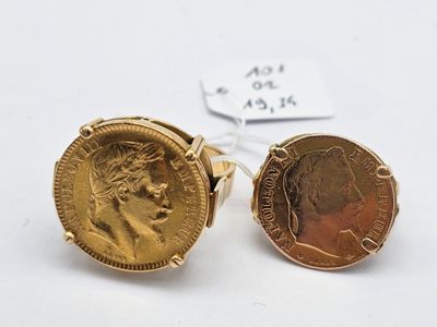 un gros plan sur une paire de pièces d'or accompagnées d'une étiquette de prix