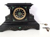 une horloge noire posée sur une table