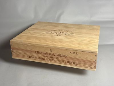 une boîte en bois avec une étiquette posée sur une table