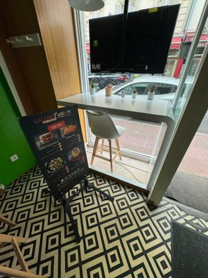 une affiche devant une vitrine sur laquelle figure un menu