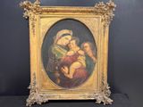 une peinture ancienne représentant une femme tenant un enfant dans ses bras