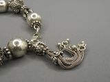 bracelet en argent orné de perles et d'un fermoir en forme de dragon