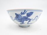 un bol bleu et blanc orné d'un dragon