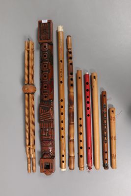 tout un tas de flûtes en bois alignées sur la table