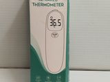 une boîte sur laquelle est posé un thermomètre, posée sur une table