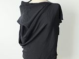 le dos d'un haut noir sur un mannequin