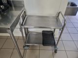 un chariot métallique muni d'un panier, dans une cuisine