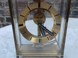 une image représentant une horloge posée sur une table