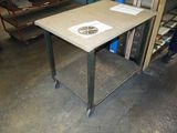 une table sur laquelle est posé un ventilateur, dans une pièce