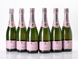 six bouteilles de champagne sont alignées