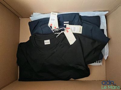 une boîte contenant beaucoup de vêtements
