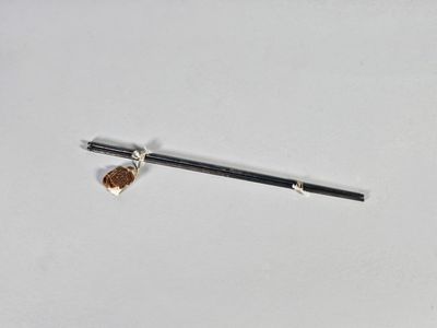 Paire de baguettes en argent (800°/°°) à décor incisé. Une é…