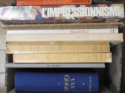 plusieurs livres empilés dans une boîte