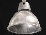 une image d'un luminaire suspendu au plafond