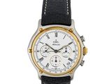 gros plan d'une montre sur fond blanc avec un bracelet noir