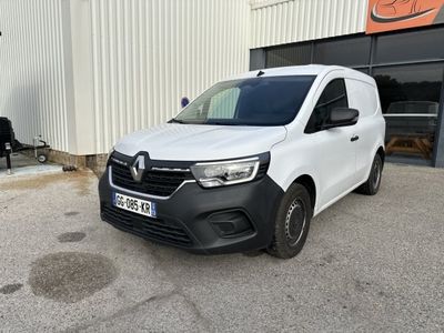 la camionnette blanche est garée devant un bâtiment