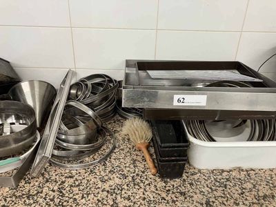 les nombreuses casseroles et poêles qui se trouvent sur le plan de travail