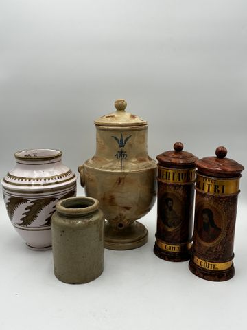 Pot couvert en faïence, deux pots couverts en bois peint, un vase...