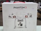 une boîte blanche sur laquelle figure l'image d'un drone blanc