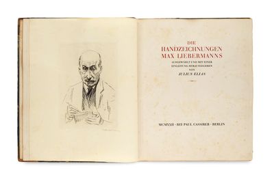 un livre ouvert sur lequel figure le dessin d'un homme en costume