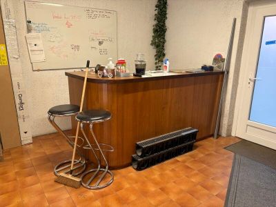 un bar avec deux tabourets au milieu de la pièce