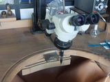 un appareil photo posé sur un bureau