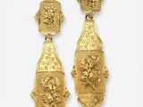 une paire de boucles d'oreilles plaquées or en forme de têtes de lion
