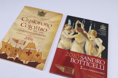 deux livres posés sur une table