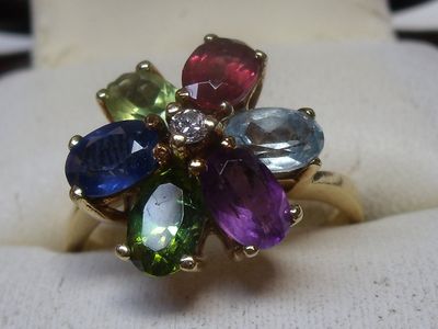 Bague « fleur » en or jaune 18K, sertie d’un diamant entouré…