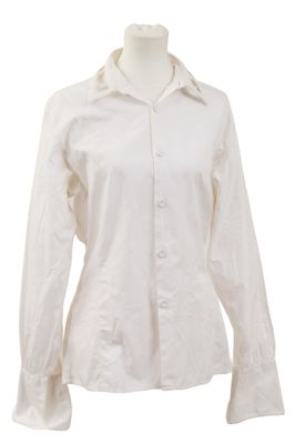 La chemise est blanche et a des manches longues.