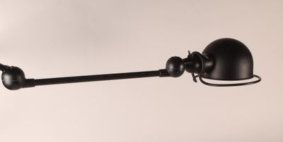 une image représentant une lampe accrochée au mur d'une pièce