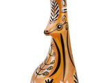 une bouteille en forme de girafe, de couleur orange et noire, avec un bouchon blanc