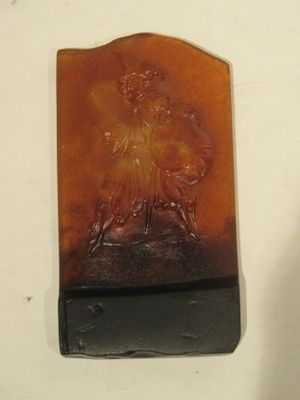 une petite plaque sur laquelle figure la photo d'une femme