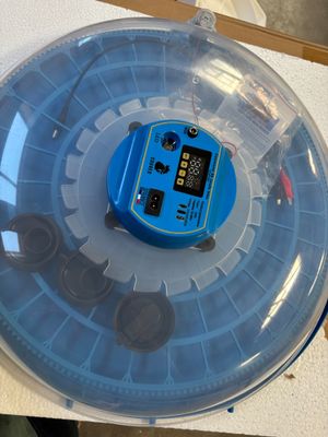 une image représentant un appareil électronique bleu et noir posé sur une table