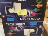 deux boîtes contenant des consoles Nintendo Wii posées sur une table