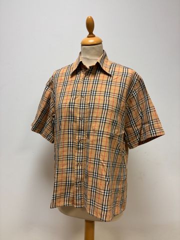 BURBERRY – Lot de deux chemises en coton. Taille : 40 et 
XL