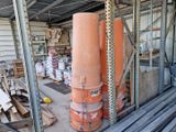 un gros objet orange au milieu d'un entrepôt