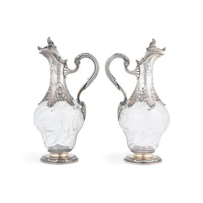 une paire de vases en argent et en verre sur fond blanc