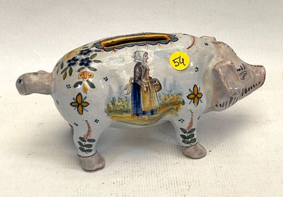 un cochon en céramique sur lequel est représentée une femme