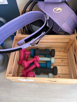 une boîte en bois contenant un tas de bêtises